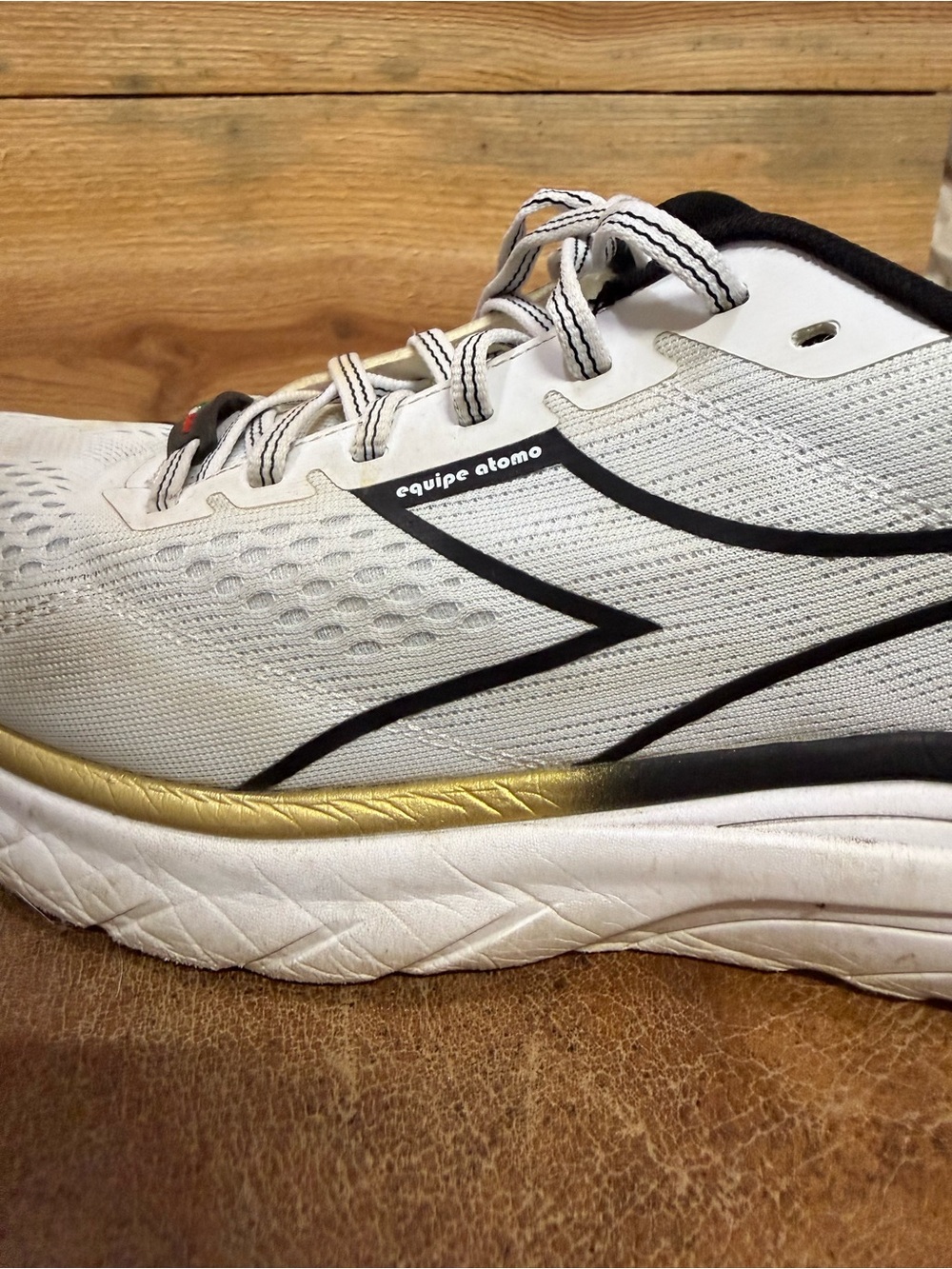 Diadora White and Black Men’s Running Shoes with Gold Accent, size 11.5 - Picture 9 of 9